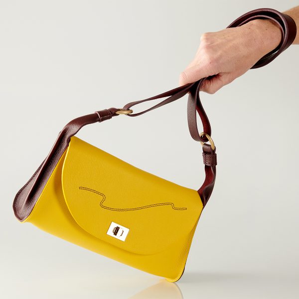 Sac baguette Cuir Jaune Gold CouleurSedona. Sac bandoulière Femme fabriqué en France de façon artisanale, création maroquinerie française haut de gamme