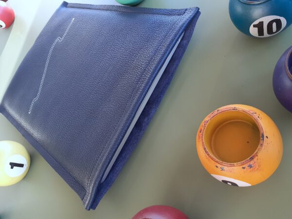 Etui Pochette ordinateur portable en cuir bleu marine upcyclé de luxe maroquinerie française CouleurSedona fabriqué sur mesure en France près de Cholet