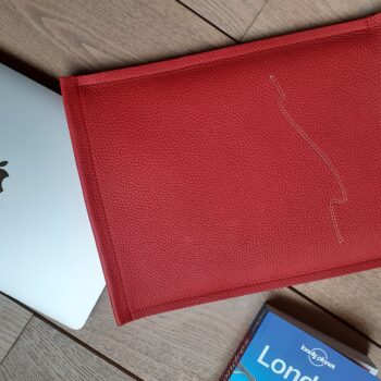 Etui Pochette ordinateur portable en cuir rouge upcyclé de luxe, création maroquinerie CouleurSedona fabriqué sur mesure en France