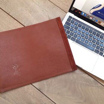 Etui Pochette ordinateur portable ou tablette en cuir marron upcyclé de luxe. CouleurSedona maroquinerie française, fabriqué sur mesure de façon artisanale en France