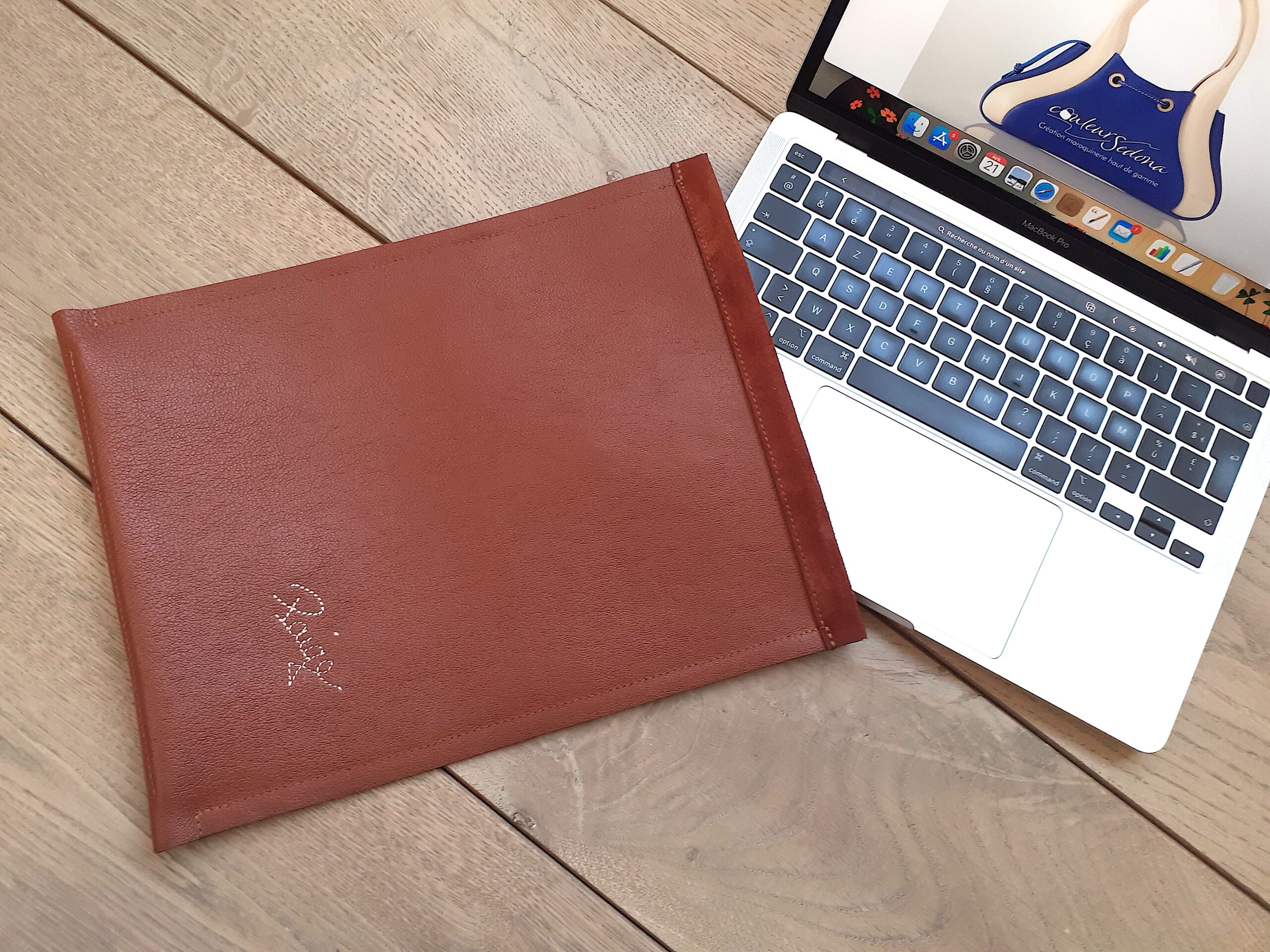 Etui Pochette ordinateur portable ou tablette en cuir marron upcyclé de luxe. CouleurSedona maroquinerie fabriqué sur mesure de façon artisanale en France