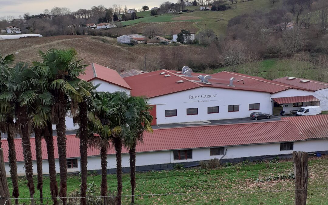 Les sacs CouleurSedona en Cuir Rouge d’une célèbre Tannerie Française à Espelette