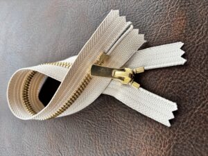Pochettes cuir et zip CouleurSedona . Sacs et pochettes en cuir upcyclés 100% fabriqués en France. Création maroquinerie artisanale