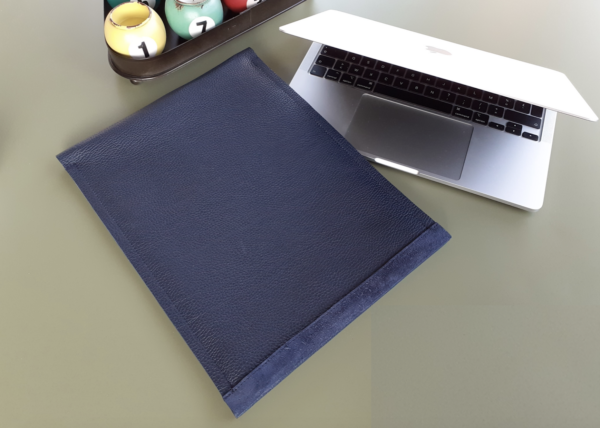 Etui Pochette ordinateur portable en cuir bleu marine upcyclé de luxe maroquinerie française CouleurSedona fabriqué sur mesure en France près de Cholet