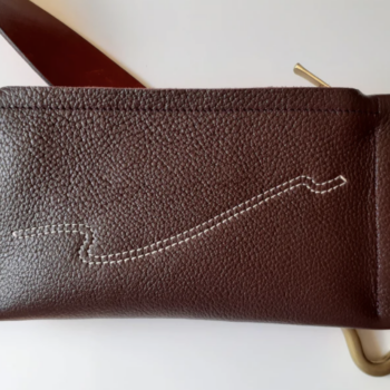 Pochette ceinture cuir pour téléphone portable . Création artisanale de maroquinerie . Fabriqué en France