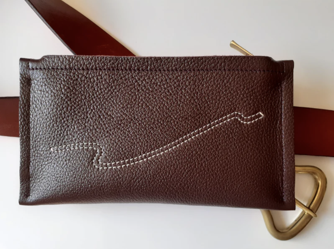 Pochette ceinture cuir pour téléphone portable . Création artisanale de maroquinerie . Fabriqué en France